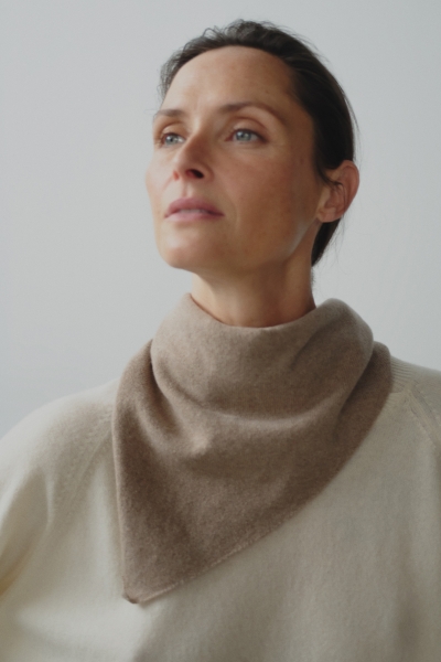 KASZMIROWA BANDANA W KOLORZE TAUPE